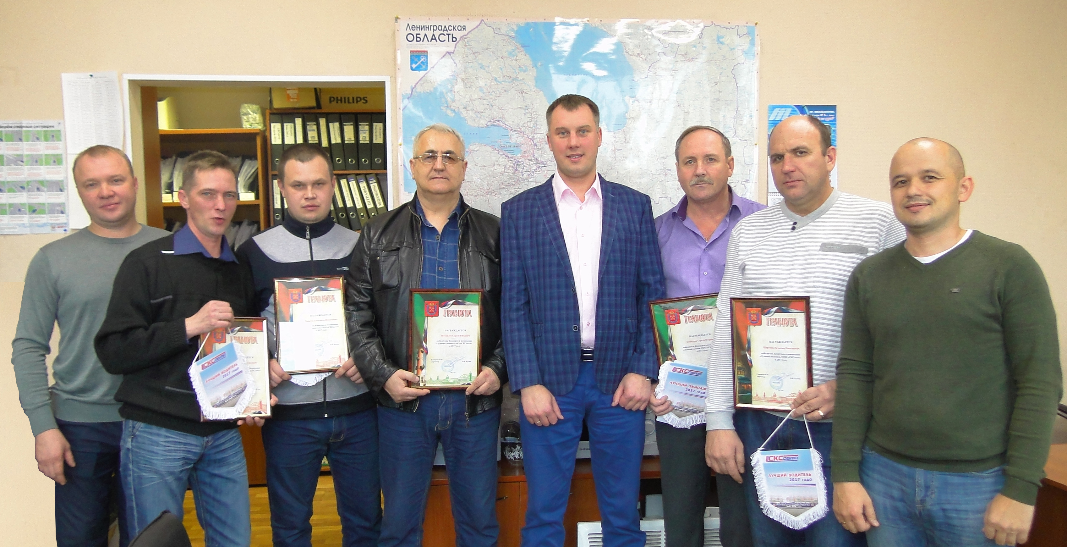 Фотографии с награждения победителей конкурса генеральным директором ООО "СКСавто" Владимиром Куликом Итоги конкурса 2017 СКСавто